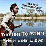 Ein Musiker (vermutlich Torsten Torsten) mit umgehängter Gitarre (vermutlich Art & Lutherie Parlour) steht mit geöffnetem Mund vor einem See oder einem breiten Fluß. Er ist von der Seite fotografiert. Im Hintergrund stehen hohe Bäume und Gräßer am anderen Ufer. Die Landschaft wirkt herbstlich und urtümlich. Auf dem Cover der Titel mit weißer Schrift "Arbeit oder Liebe" In der oberen rechten Ecke steht "Absolute Hörempfehlung" Marius Magaard ByteFM